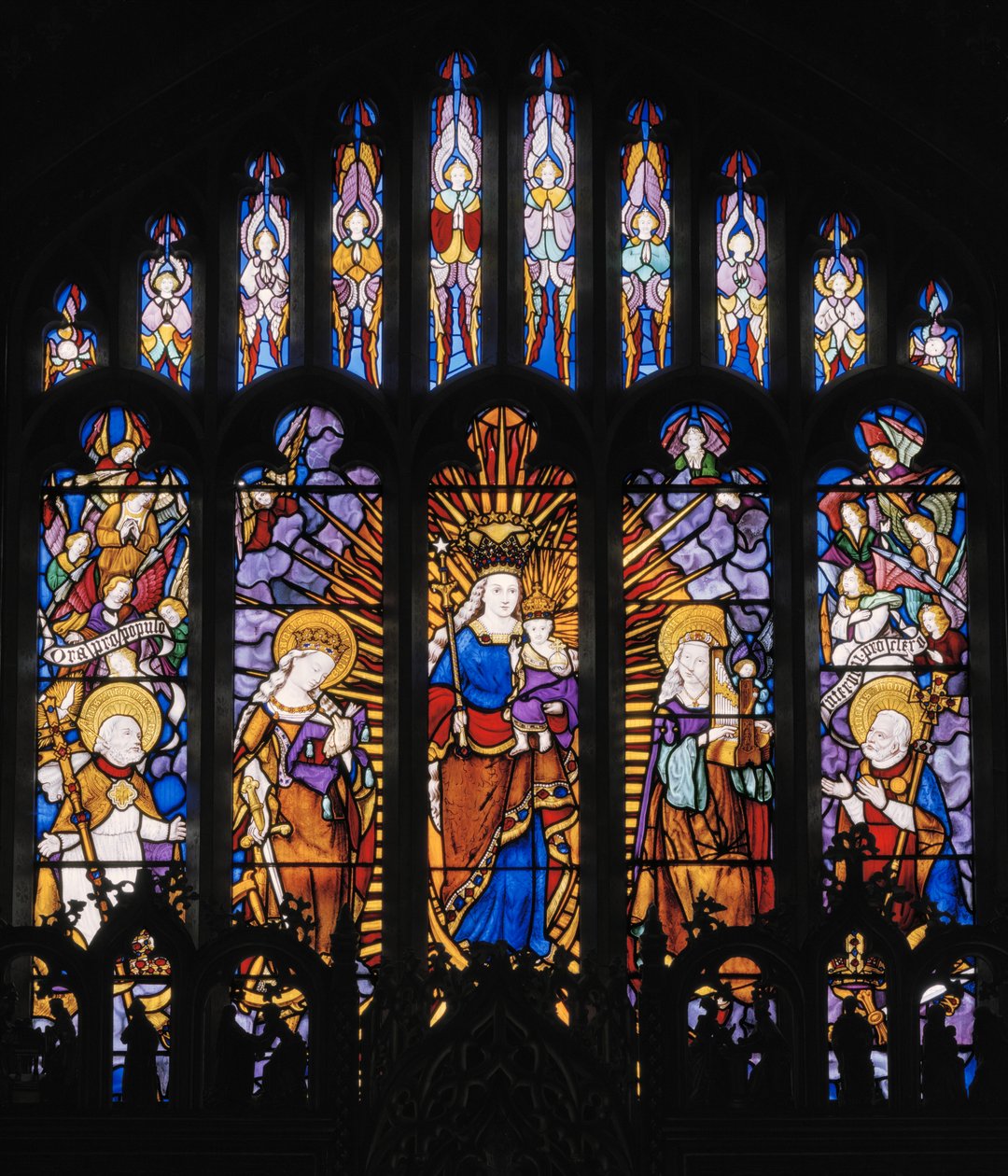 Okno centralne absydy, Dziewica z Dzieciątkiem ze Świętymi, 1837 (witraż) autorstwa Augustus Welby Northmore Pugin