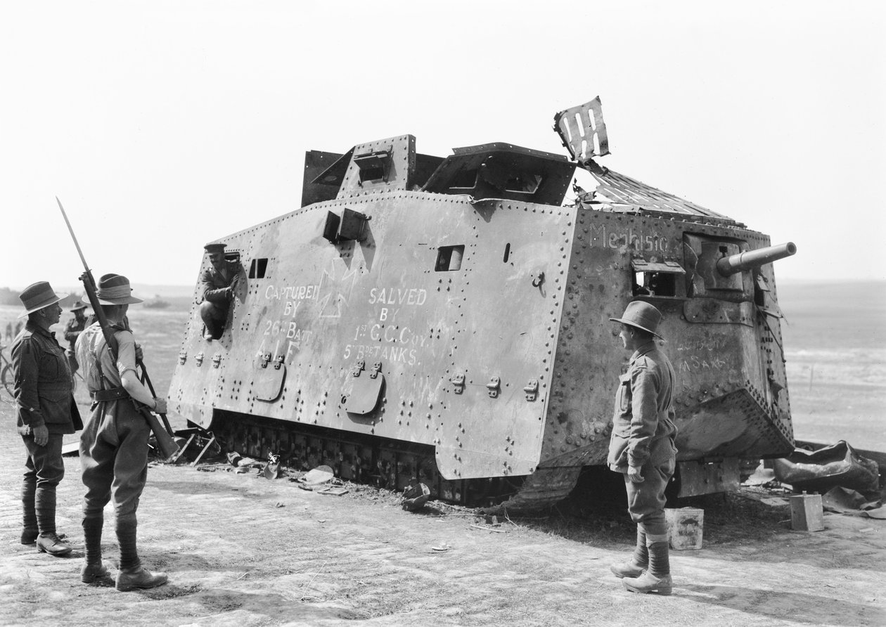 Niemiecki czołg zdobyty przez 26 Batalion w Monument Wood w pobliżu Villers-Bretonneux 14 lipca 1918, a następnie uratowany dla Australian War Museum przez 5. Brygadę Czołgów, 4 sierpnia autorstwa Australian Photographer