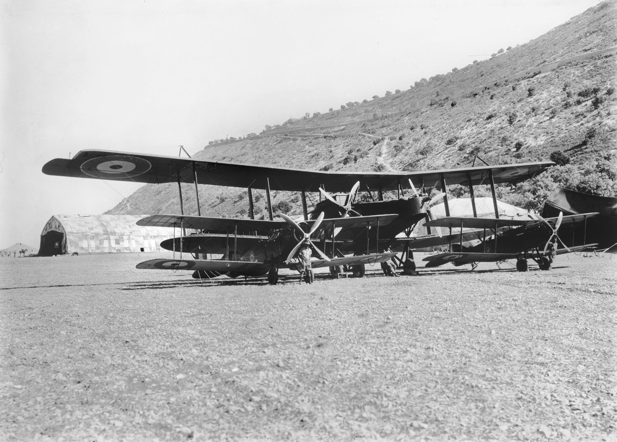Samolot Handley-Page 0400 z kilkoma maszynami Bristol Fighter na lotnisku Australijskiego Korpusu Lotniczego w Hajfie. Kapitan Ross Macpherson Smith często pilotował ten samolot, 1918 (fot. bw) autorstwa Australian Photographer