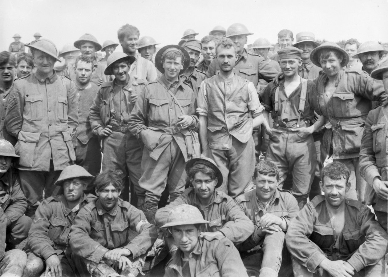 Grupa 46. australijskiego batalionu piechoty tuż po wyjściu z linii pod Monument Wood, gdzie przeszła przez okres bardzo ostrych walk, pokazując stan autorstwa Australian Photographer