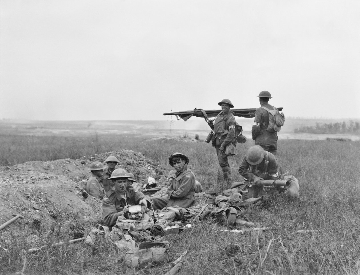 Scena z bitwy pod Hamel, ukazująca noszów amerykańskich i australijskich pracujących razem na linii frontu po przejściu piechoty, 4 lipca 1918 autorstwa Australian Photographer