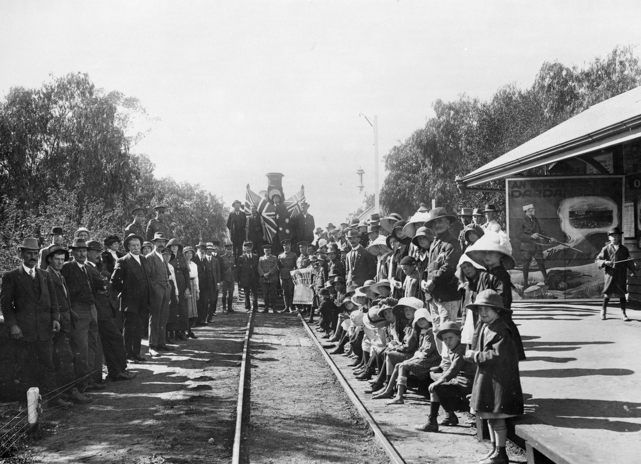 Objazdowy pociąg rekrutacyjny na stacji kolejowej z niektórymi mieszkańcami miasta (Komitet Rekrutacyjny Donor Queensland), Wallumbilla, Queensland, ok. 1916 autorstwa Australian Photographer