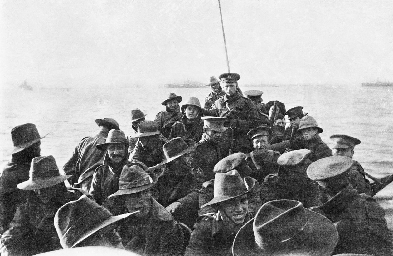 Widok z tyłu łodzi ratunkowej przewożącej niezidentyfikowanych ludzi z australijskiej 1. Dywizji Sygnałowej Kompanii, holowanych w kierunku Anzac Cove o 6 rano w dniu lądowania, 25 kwietnia 1915 r. (fot. autorstwa Australian Photographer