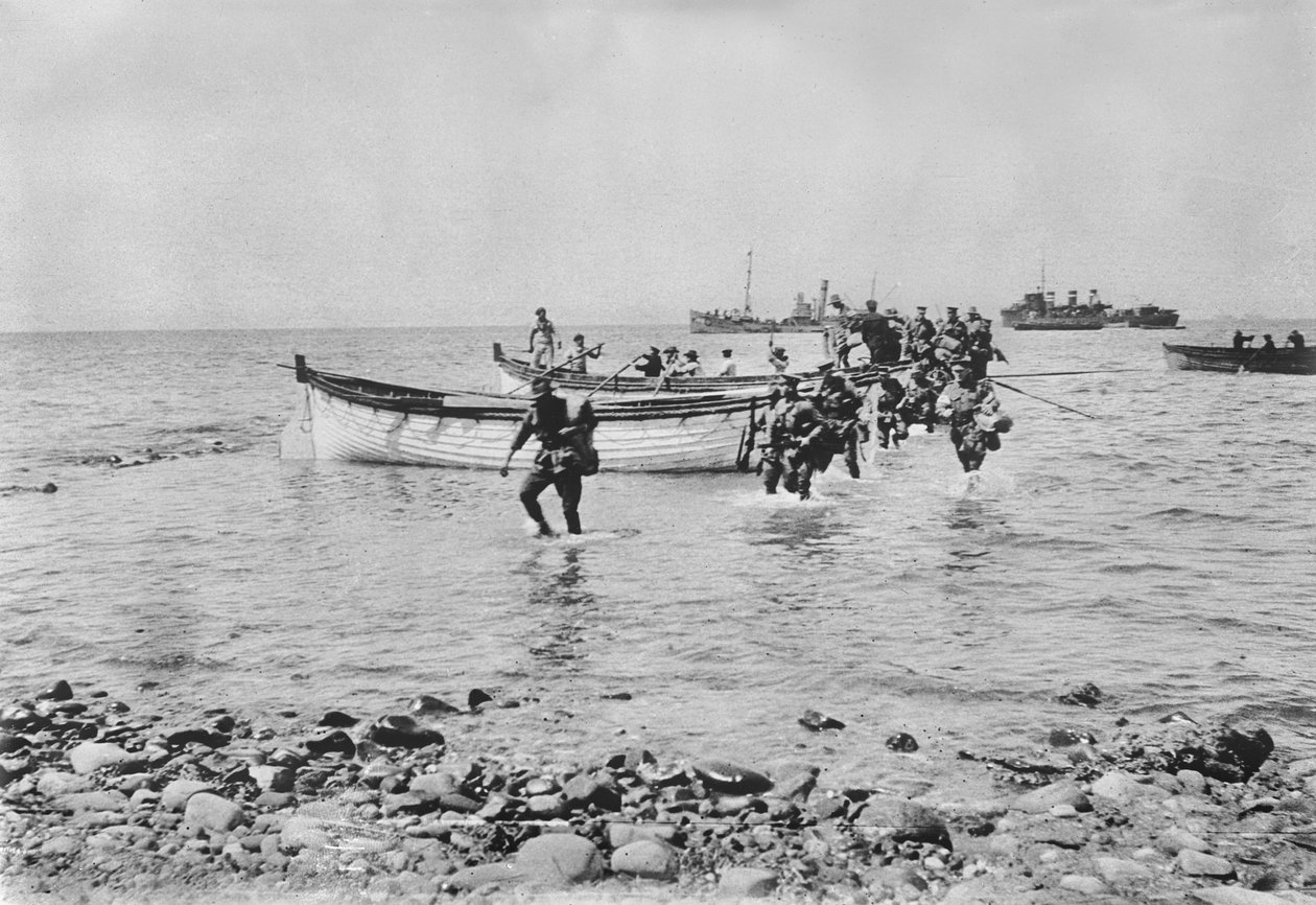 Australijscy żołnierze brodzący w wodzie, gdy schodzą na brzeg w Anzac Cove, Gallipoli w dniu 25 kwietnia 1915 po przetransportowaniu ich na łodziach desantowych z większych statków w tle, 25 kwietnia 1915 ( autorstwa Australian Photographer