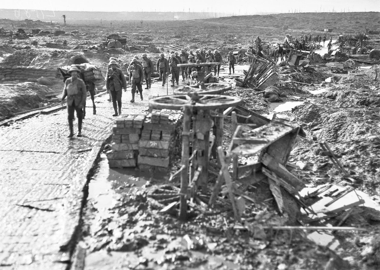 Wojska australijskie przechodzące wzdłuż toru prowadzącego do Idiot Corner, w Westhoek Ridge, w sektorze Ypres, 28 października 1917 autorstwa Australian Photographer