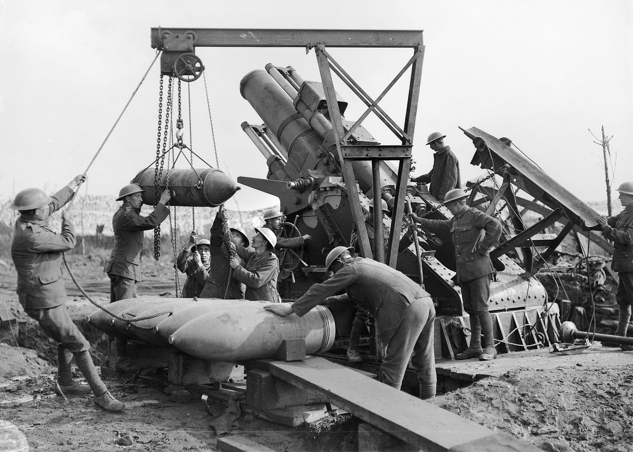 Załoga 2 Gun, Royal Marine Artillery ładuje Granny, 15-calową haubicę (ciężkie działo artyleryjskie), w pobliżu drogi Menin, w sektorze Ypres, 5 października 1917 autorstwa Australian Photographer