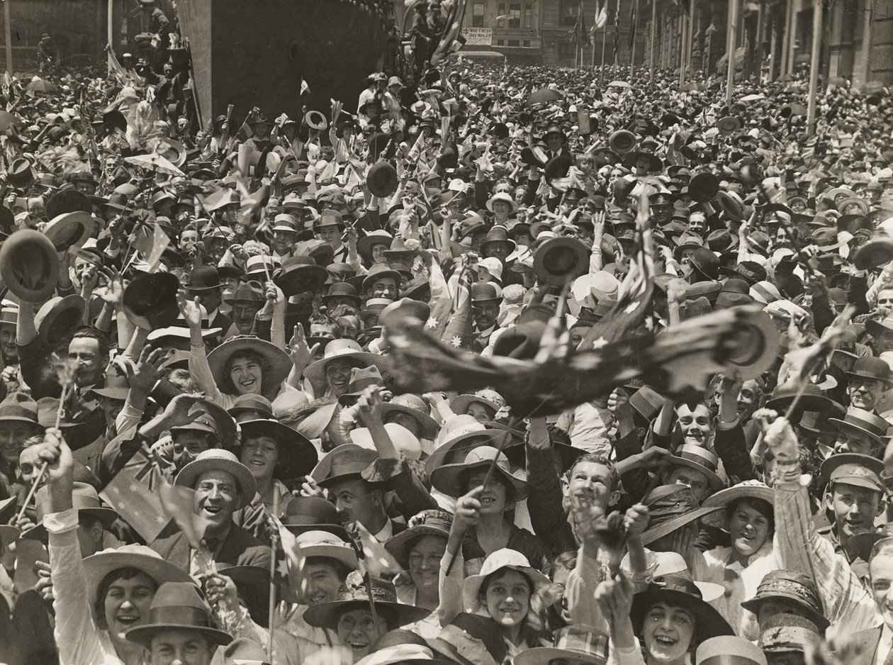 Tłum na Martin Place, Sydney, świętujący wiadomość o podpisaniu rozejmu, 11 listopada 1918 autorstwa Australian Photographer