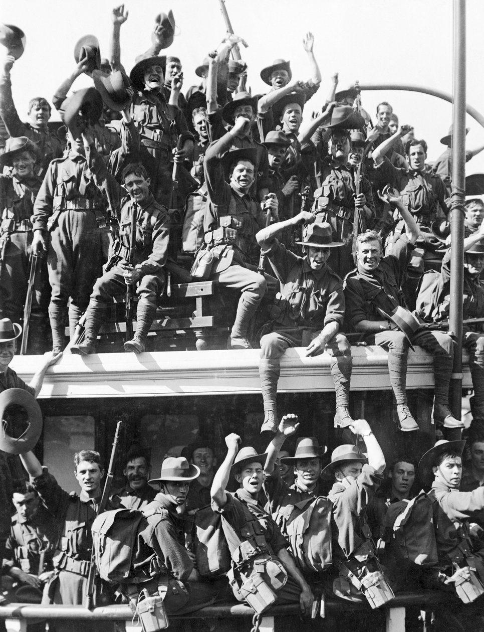 Zaokrętowanie Australijskich Morskich i Wojskowych Sił Ekspedycyjnych (AN&MEF) dla Nowej Gwinei, 19 sierpnia 1914 autorstwa Australian Photographer
