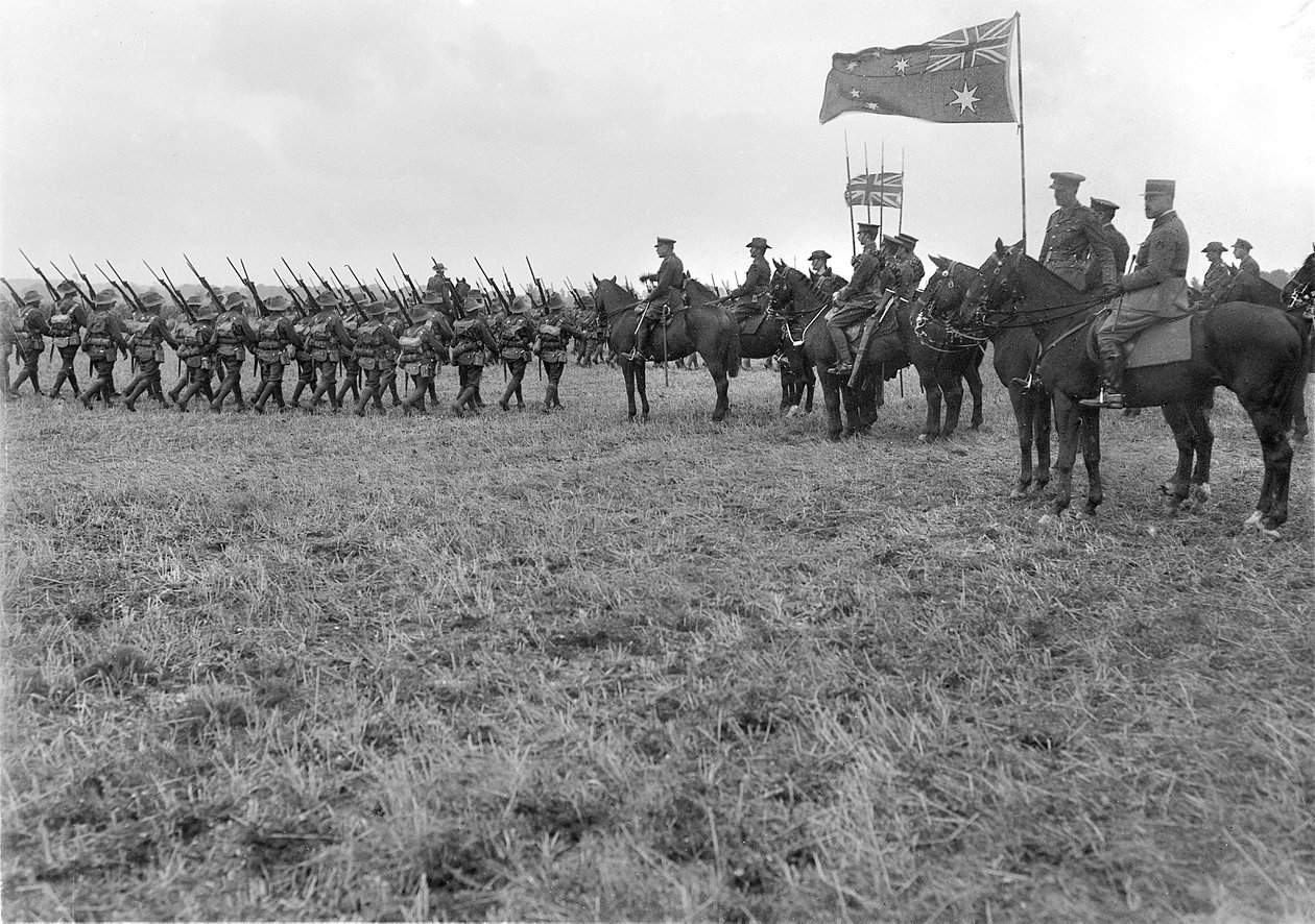 Feldmarszałek Sir Douglas Haig dokonujący przeglądu 5. australijskiej dywizji w Ebblinghem, 29 sierpnia 1917 r autorstwa Australian Photographer