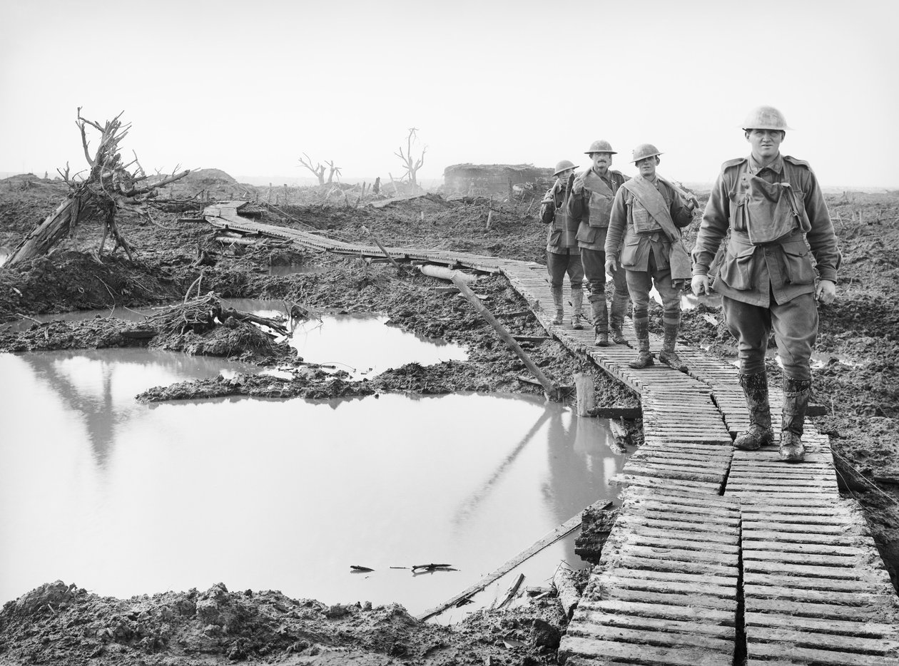 Czterech australijskich żołnierzy spacerujących po torze w Tokio, niedaleko Zonnebeke, w sektorze Ypres, nad częścią kraju schwytanego przez Australijczyków podczas walk w trzeciej bitwie autorstwa Australian Photographer