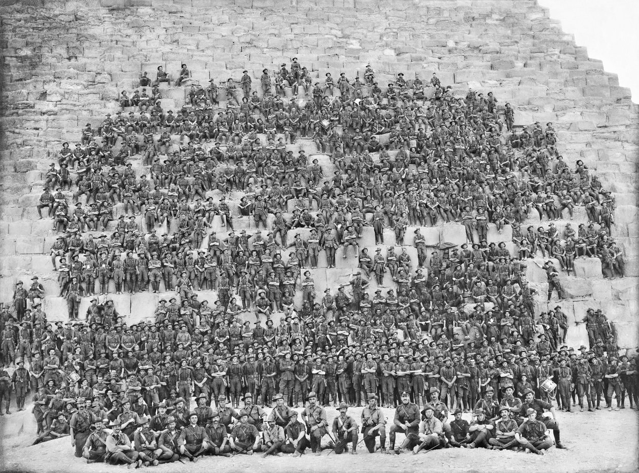 Grupowy portret wszystkich oryginalnych oficerów i żołnierzy 11. Batalionu 3. Brygady AIF, 10 stycznia 1915 autorstwa Australian Photographer