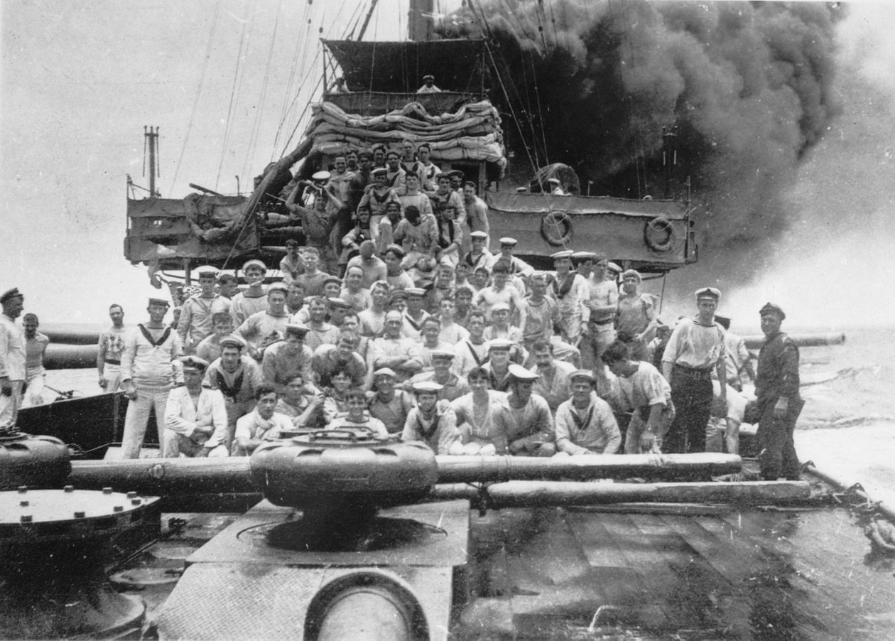 Grupowy portret niektórych niezidentyfikowanych członków załogi HMAS Sydney, pokazany na pokładzie, gdy ich statek ściga collier Buresk w pobliżu Cocos Island, 9 listopada 1914 autorstwa Australian Photographer
