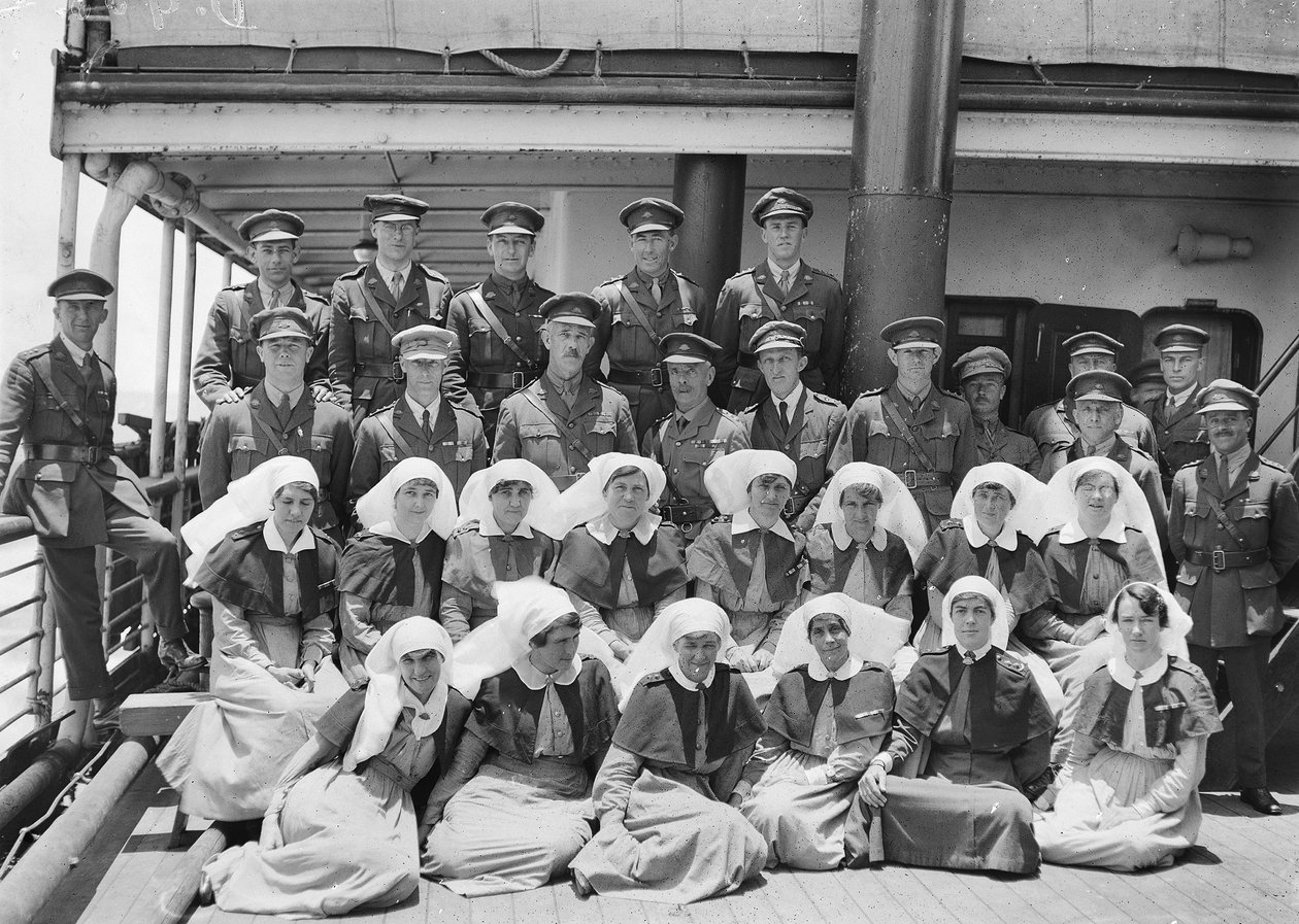 Portret grupowy starszych oficerów medycznych i personelu na pokładzie HMAT Wahehe podczas podróży powrotnej do Australii, wrzesień 1919-październik 1919 autorstwa Australian Photographer