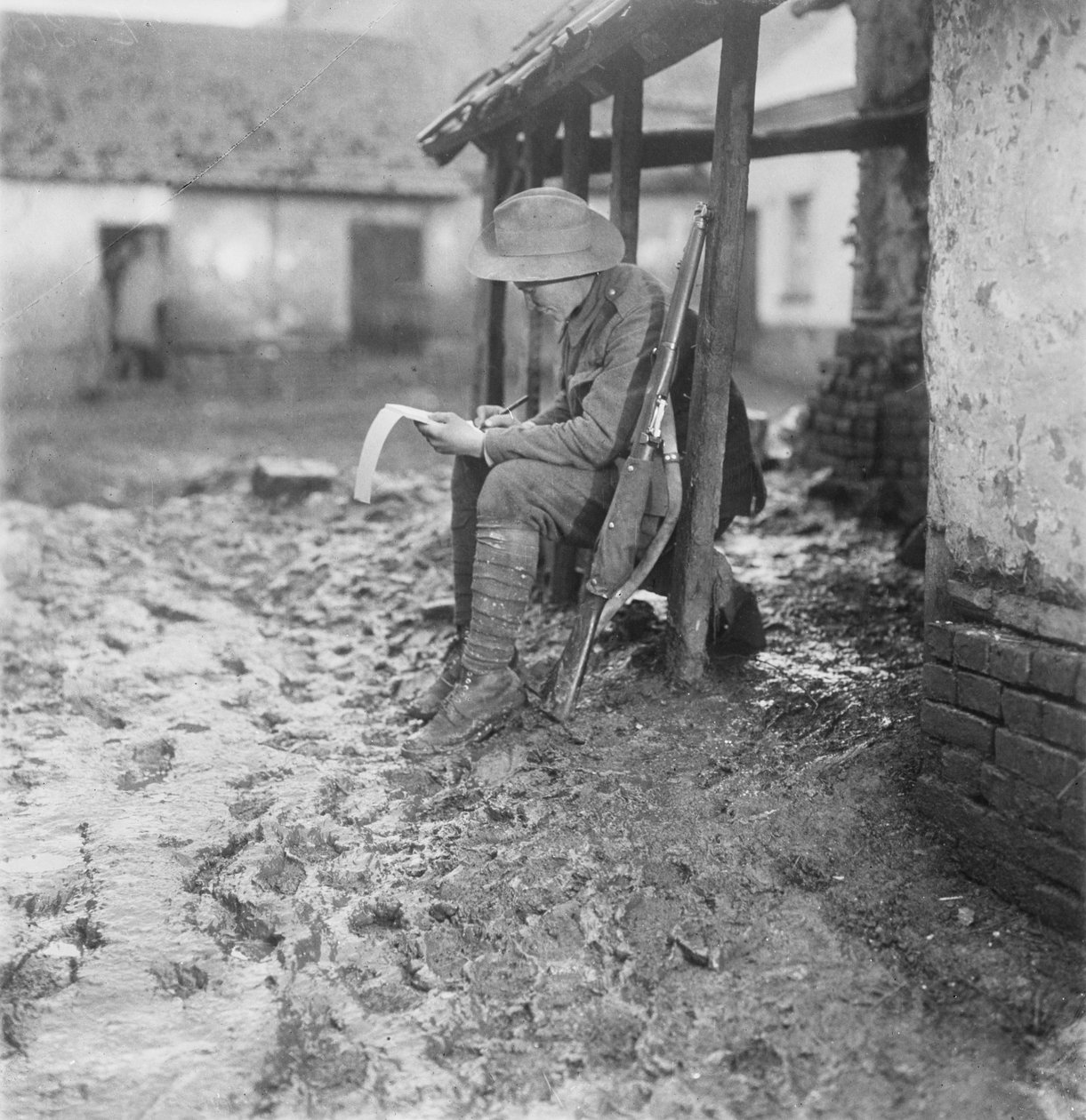 W kęsach w Fleselles. Członek 2. batalionu australijskiego kontynuujący korespondencję, 17-30 listopada 1916 r autorstwa Australian Photographer