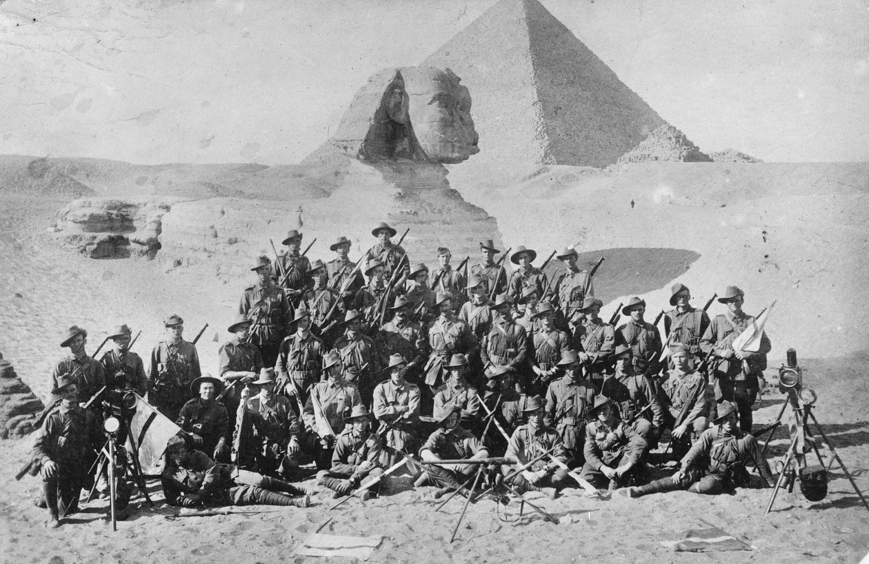 Nieformalny portret grupowy australijskiej szkoły sygnalizacyjnej przed sfinksem i piramidą. Sprzęt sygnalizacyjny na pierwszym planie, ok. 1915 r autorstwa Australian Photographer