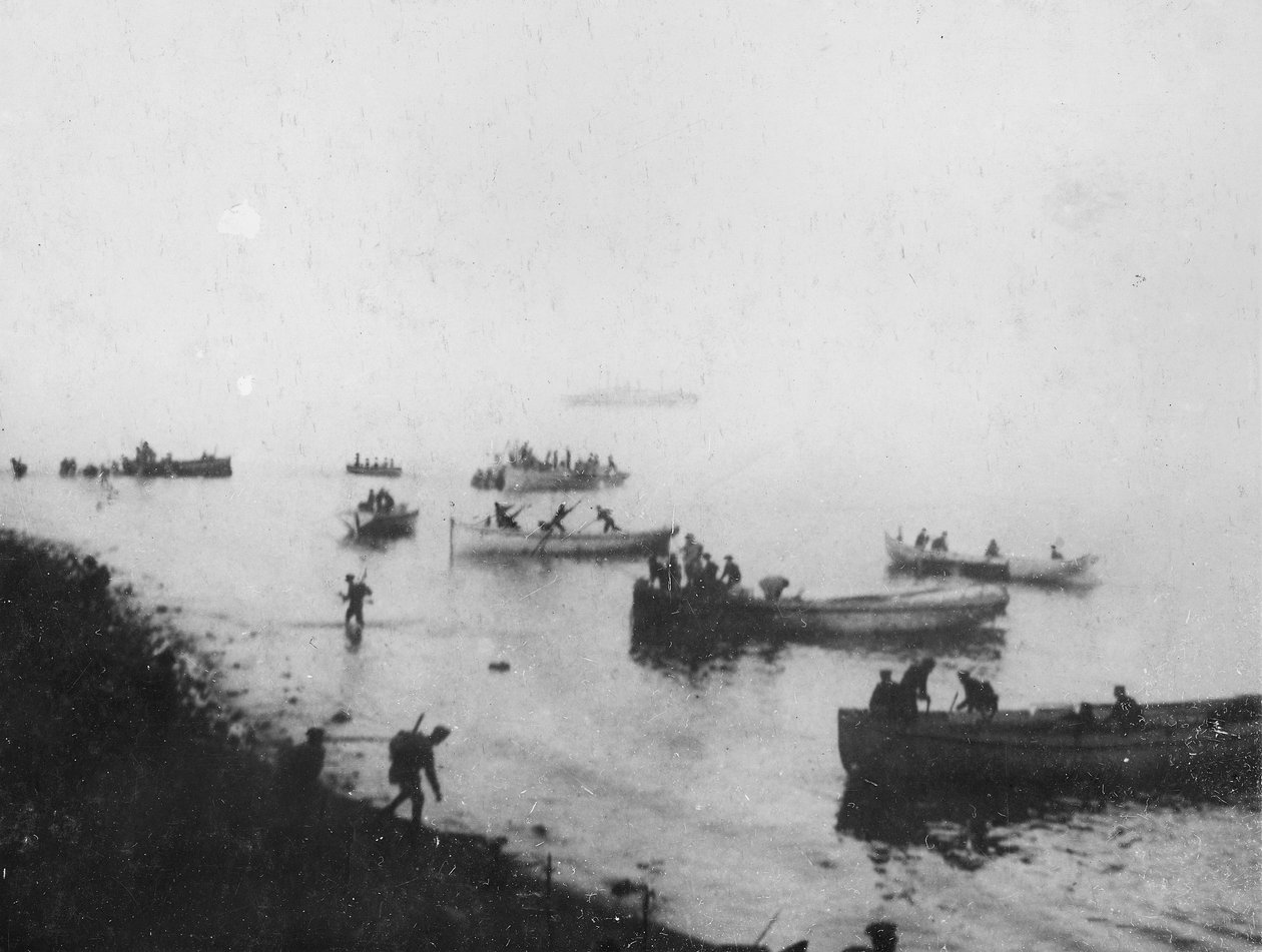 Lądowanie w zatoczce Anzac, ok. godz. 1915 autorstwa Australian Photographer