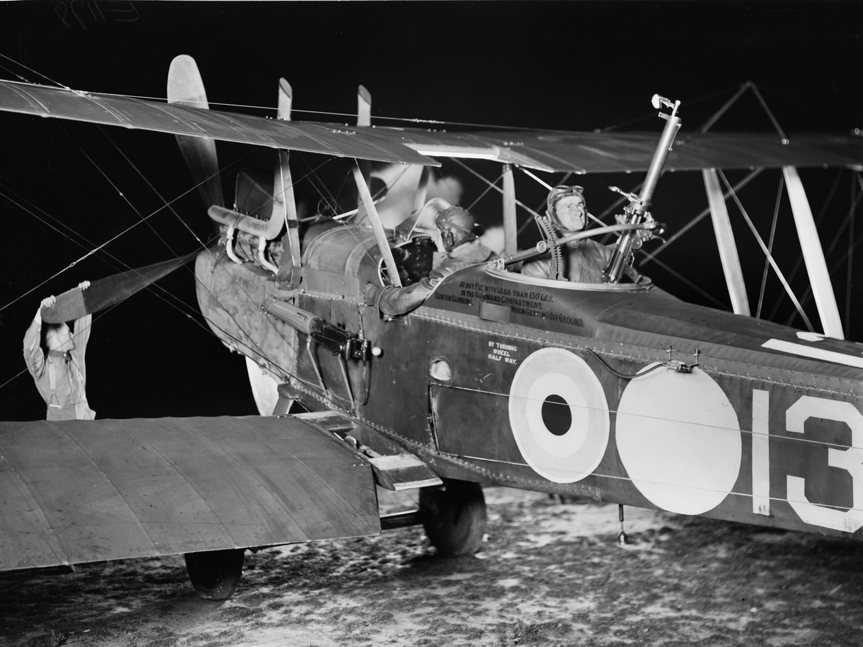 Porucznik Stanley George Brearley, pilot i porucznik Robert Harold Taylor, obserwator, z 69. eskadry (australijskiej) Królewskiego Korpusu Lotniczego (RFC), rozpoczynają nocną operację bombardowania z ha autorstwa Australian Photographer