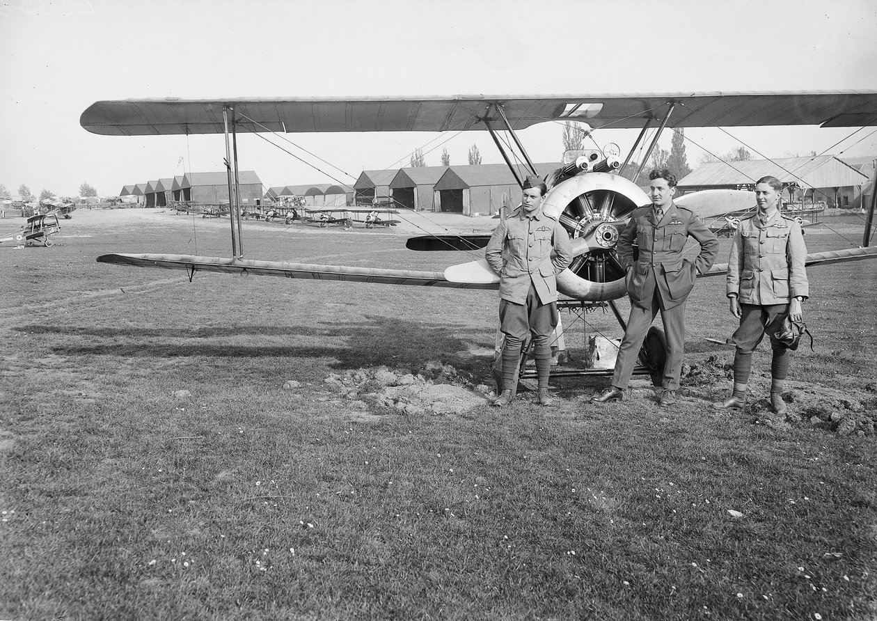 Porucznicy Jack Henry Weingarth (po lewej), Roy George Smallwood (w środku) i Vincent George Sheppard z 4. eskadry australijskiego Korpusu Lotniczego, stoją przed jednym z eskadr Sopwith Camel autorstwa Australian Photographer