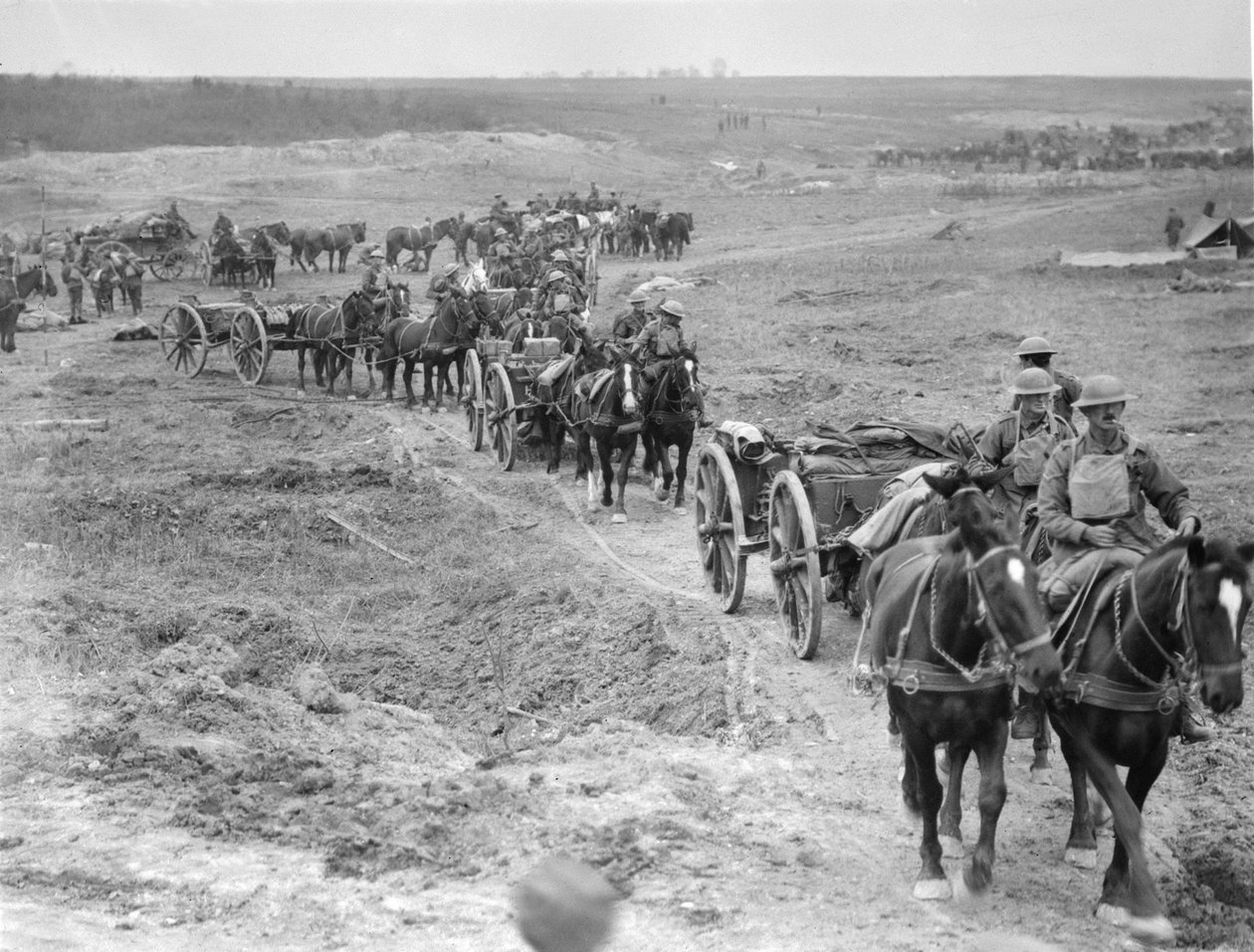 Limbers z 6. Brygady Australijskiej Artylerii Polowej dostarczający amunicję do dział przez linię Hindenburga w pobliżu Bellicourt, 4 października 1918 autorstwa Australian Photographer