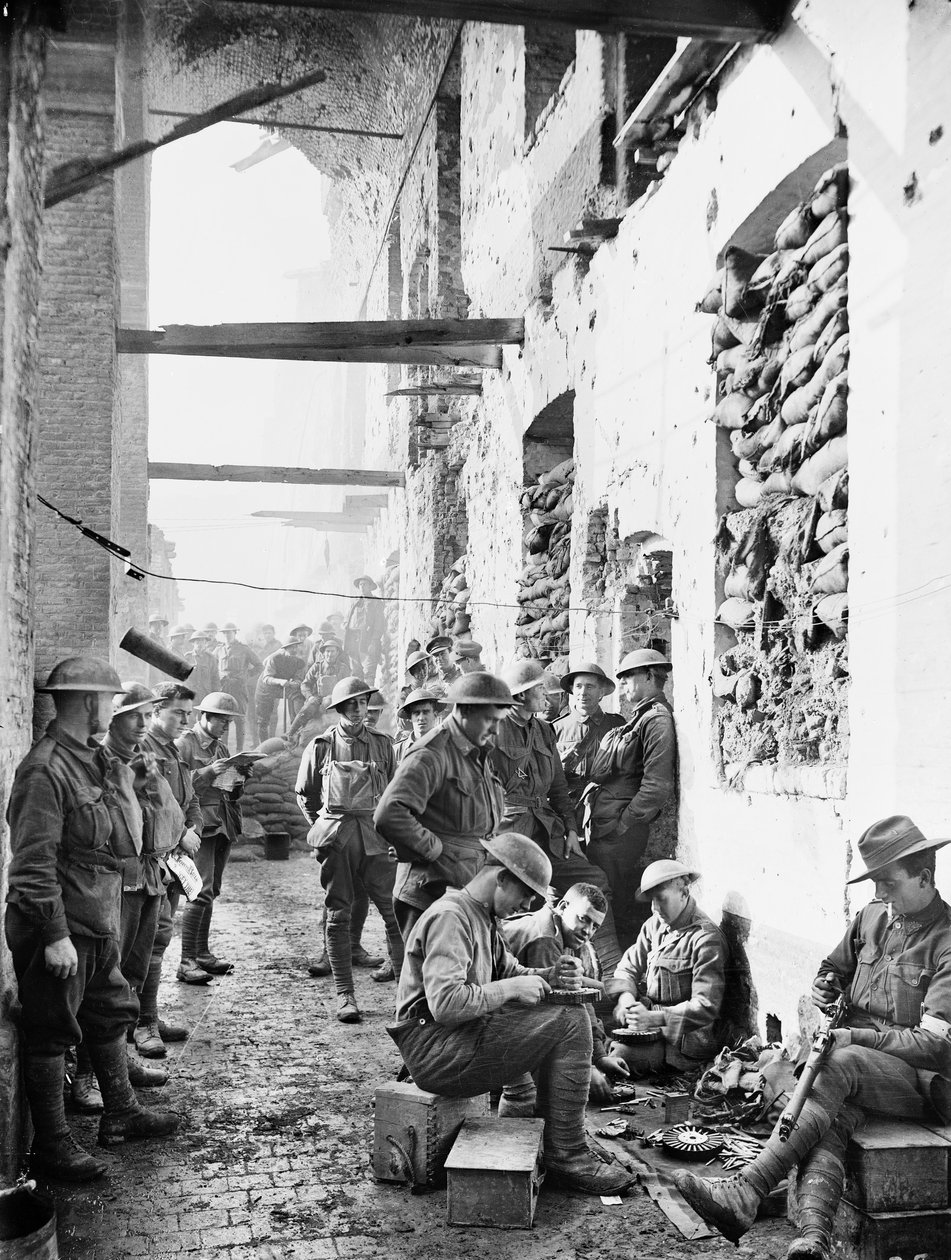 Członkowie 2. australijskiego batalionu piechoty poza swoimi kęsami w koszarach kawalerii w Ypres, 1 listopada 1917 autorstwa Australian Photographer