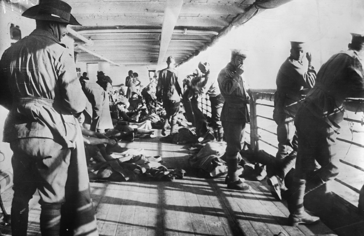 Żołnierze 3. Batalionu odpoczywają na pokładzie transportowca SS Derfflinger tuż przed pobudką rano przed lądowaniem w zatoce Anzac, 24 kwietnia 1915 autorstwa Australian Photographer