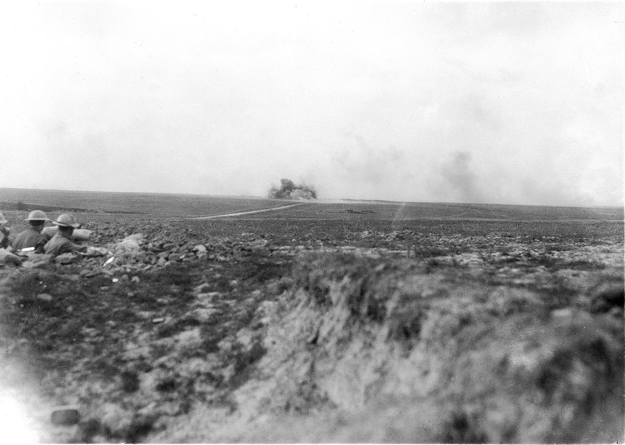 Obserwatorzy (po lewej) obserwujący australijską artylerię ostrzeliwującą Niemców na linii Hindenburga 27 maja 1917 r. autorstwa Australian Photographer