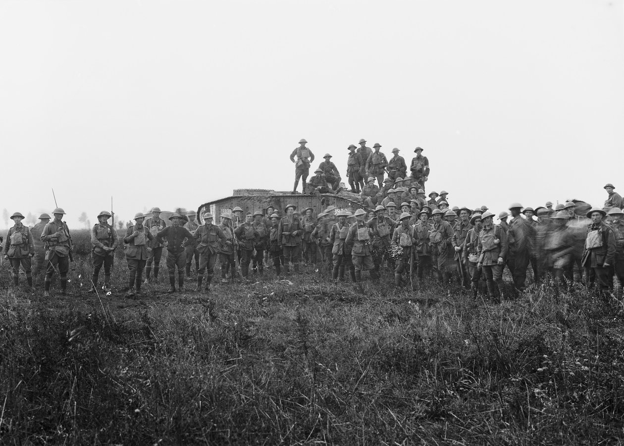 Portret grupowy w plenerze załogi czołgu i niektórych członków 5. Australijskiej Brygady Piechoty, 8 sierpnia 1918 r autorstwa Australian Photographer