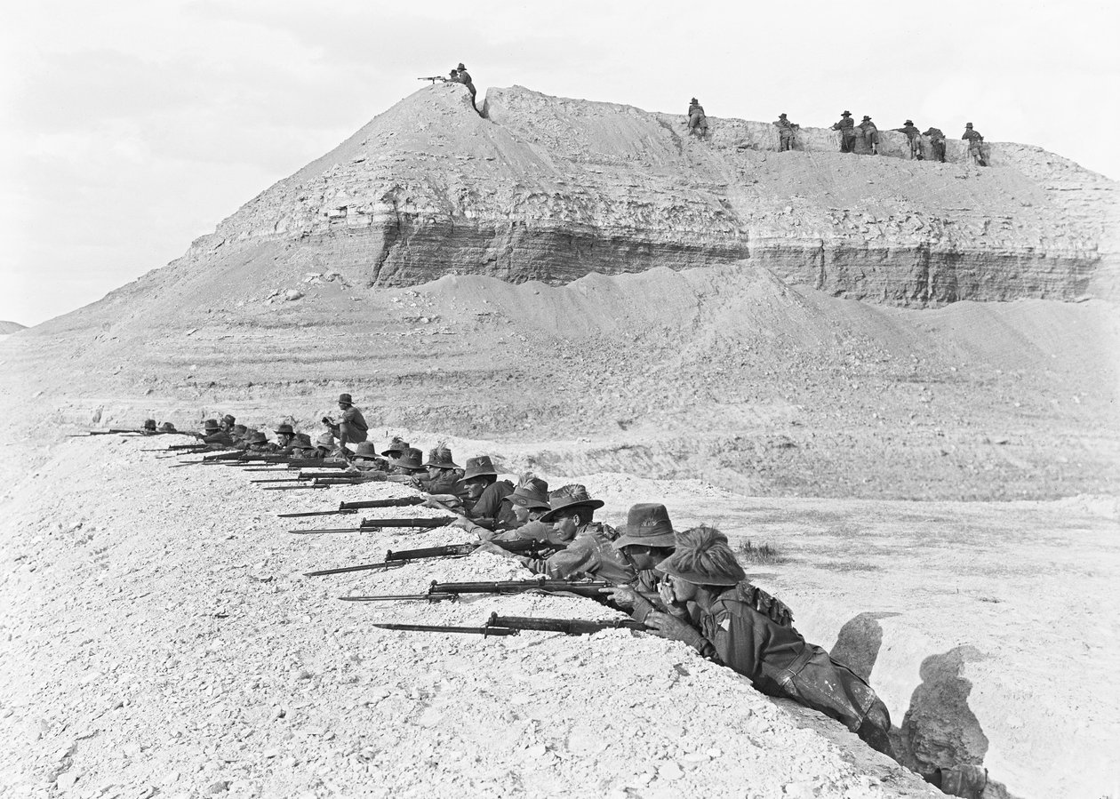 Widok z boku mężczyzn z 5. Australijskiej Brygady Lekkich Koni, w stanie pogotowia, w części przyczółka, kwiecień 1918 autorstwa Australian Photographer