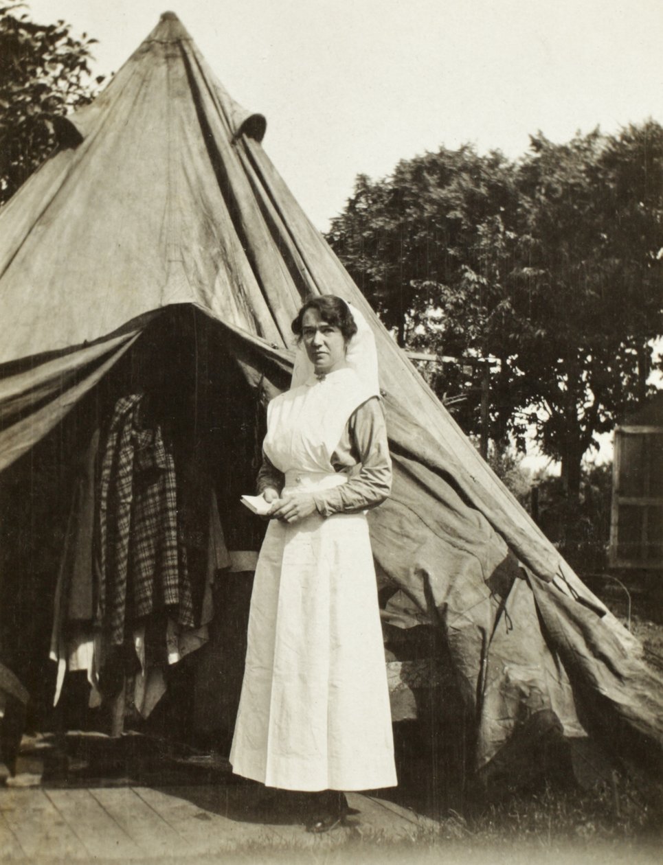 Siostra Ada Smith z 2. australijskiej stacji usuwania nieszczęśliwych wypadków w pobliżu Steenwerck, Trois Arbres, Francja, 1916 autorstwa Australian Photographer