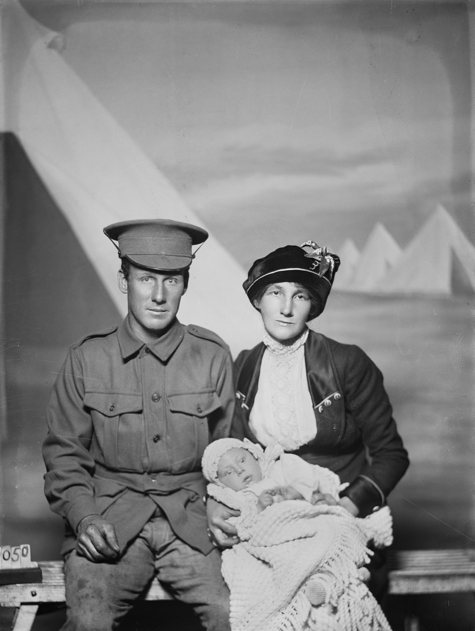 Portret studyjny 1159 Szeregowy (Pte) George Beamish Swanton, 24. batalion australijski, z Werribee w stanie Wiktoria, z żoną Nellie i małym dzieckiem Joan Helen, ok. 1930 r. maj 1915 autorstwa Australian Photographer