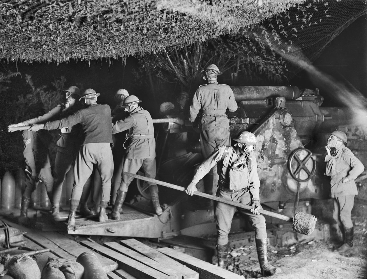 The 2nd Australian Siege Battery (55. Australian Siege Artillery Battery) pracująca na 9,2-calowej haubicy w maskach gazowych podczas ataku na Voormezeele, 15 września 1917 autorstwa Australian Photographer