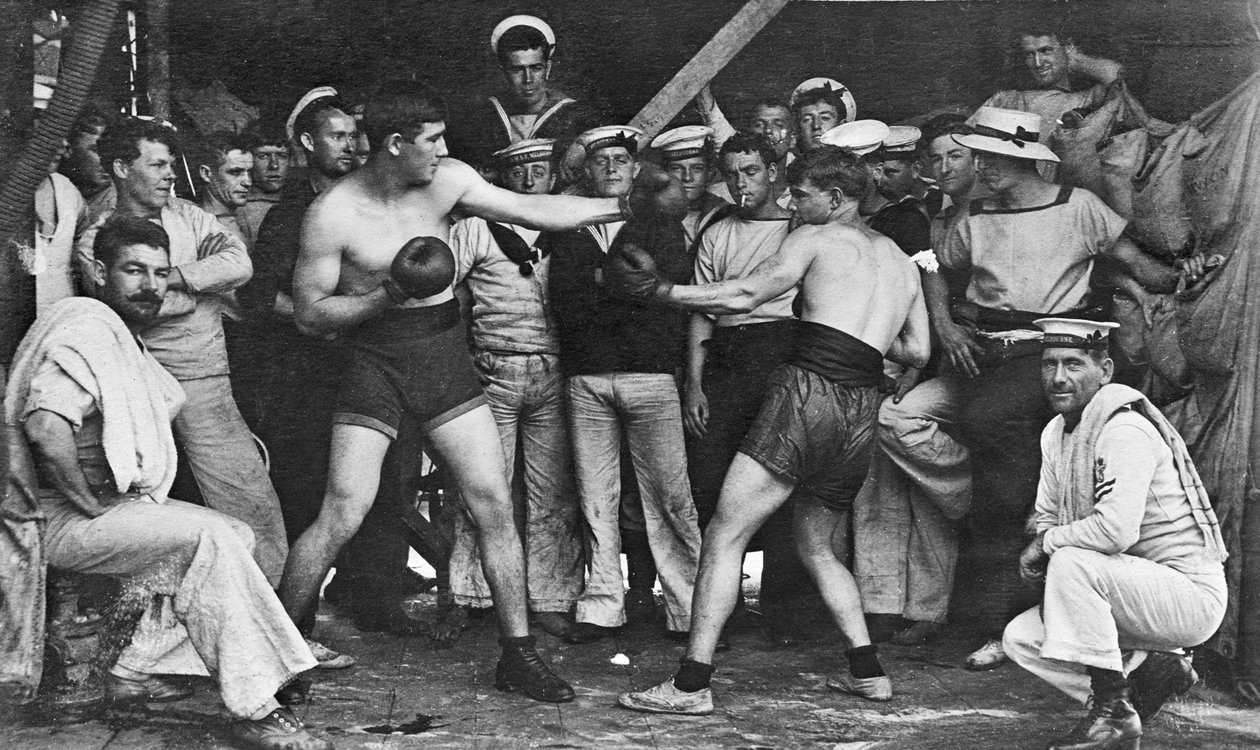 Niezidentyfikowani żeglarze oglądają mecz bokserski na pokładzie HMAS Melbourne, 1915 autorstwa Australian Photographer