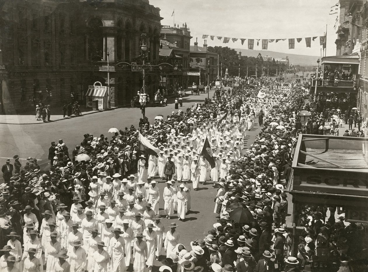 Kobiety w marszu z okazji Dnia Pokoju wzdłuż King William Street, Adelaide, Południowa Australia, listopad 1918 r. autorstwa Australian Photographer