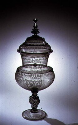 Kielich w stylu weneckim z pokrywą, grawerowany diamentem i złoceniem, Innsbruck, ok.1580 (szkło) autorstwa Austrian School