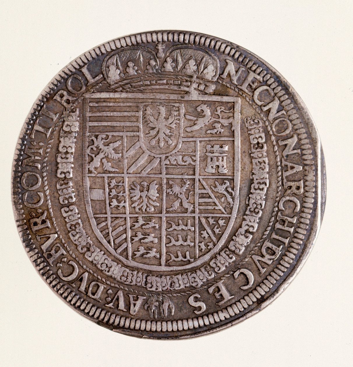 Srebrna moneta (talar) z Tyrolu: panowanie cesarza Rudolfa II (Rodolfa II) (1552-1612). Śr. 4 cm Neapol, museo archeologico nazionale autorstwa Austrian School