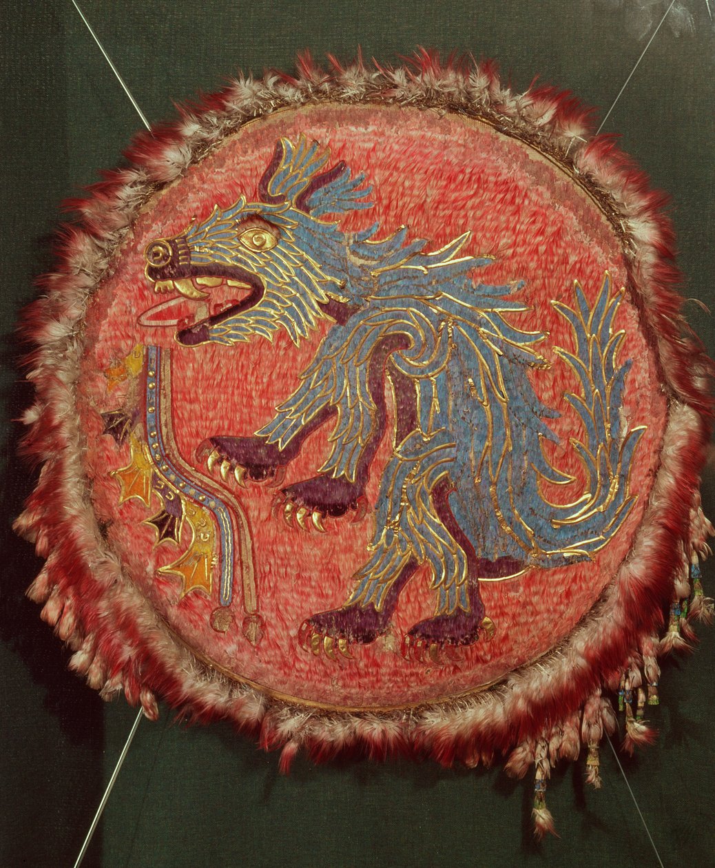 Tarcza, ok. 1500 (pióra, arkusz złota, papier agawy, skóra i trzcina) autorstwa Aztec