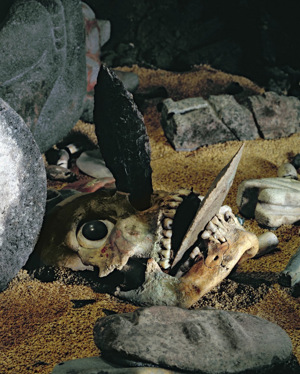 Czaszka z krzemiennymi nożami w ustach i nosie, detal z mieszanych materiałów 397394 autorstwa Aztec