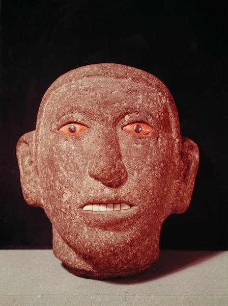 Głowa człowieka (bazalt) autorstwa Aztec