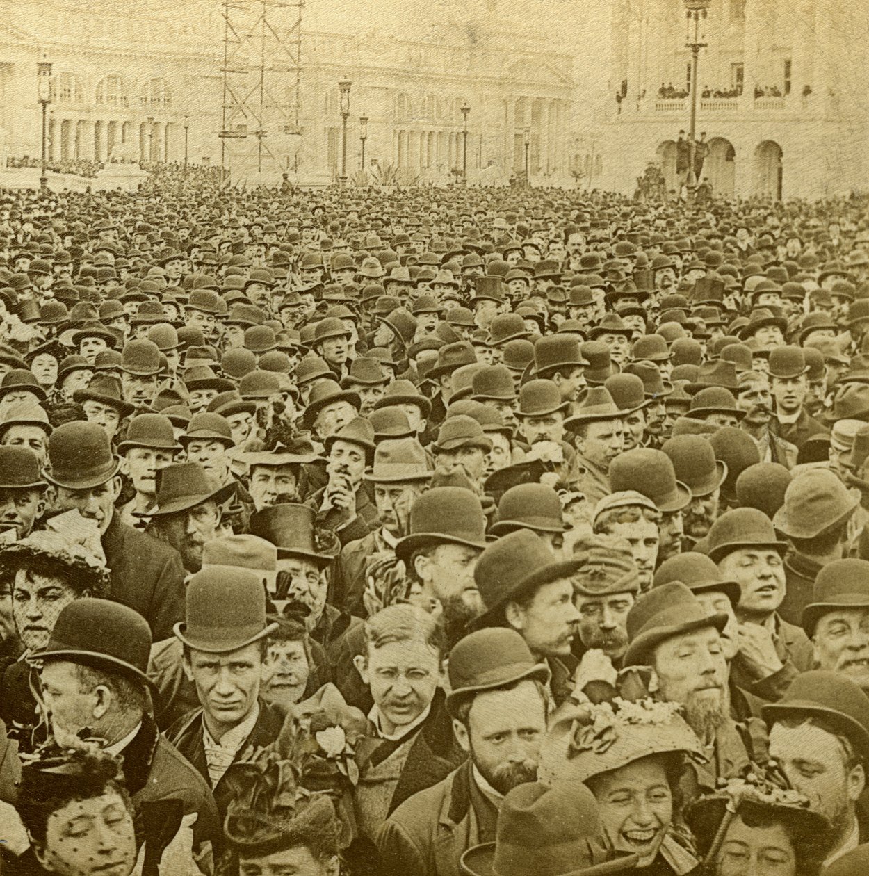 Tłum na otwarciu wystawy kolumbijskiej, Chicago, Illinois, USA, 1893. autorstwa B. W. Kilburn