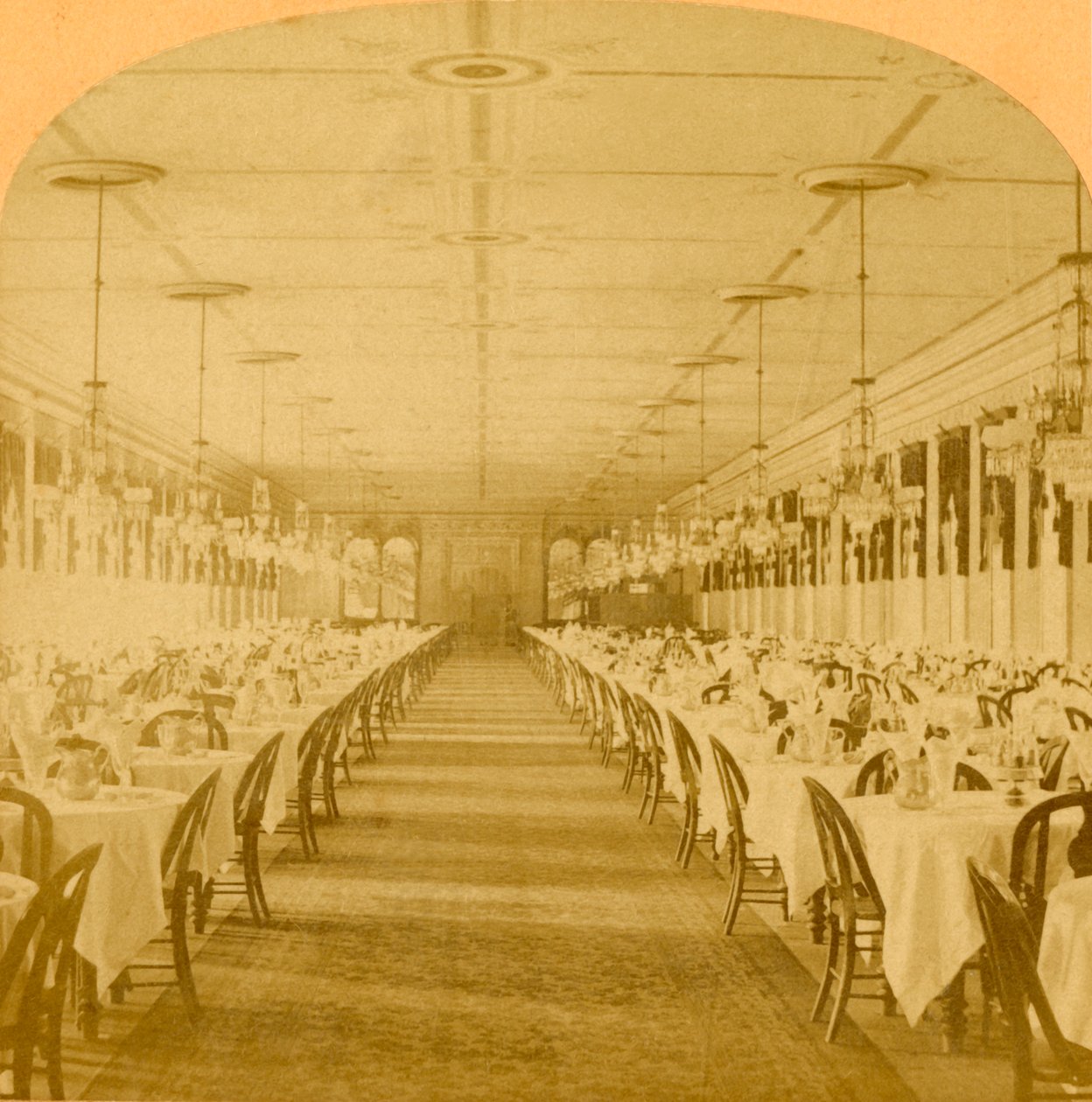 Jadalnia, Grand Union Hotel, Saratoga, największa jadalnia na świecie, 1882. autorstwa B. W. Kilburn