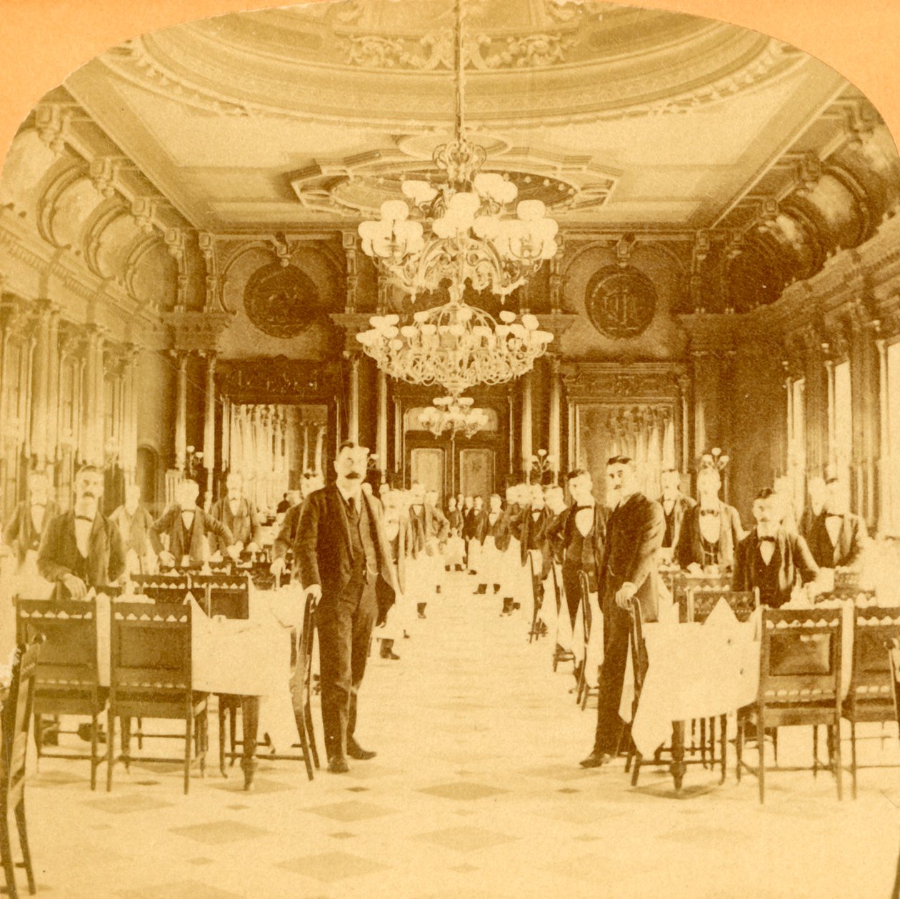 The Great Dining Hall, Windsor Hotel, uważany za najlepszy na świecie, Montreal, Kanada, 1894. autorstwa B. W. Kilburn