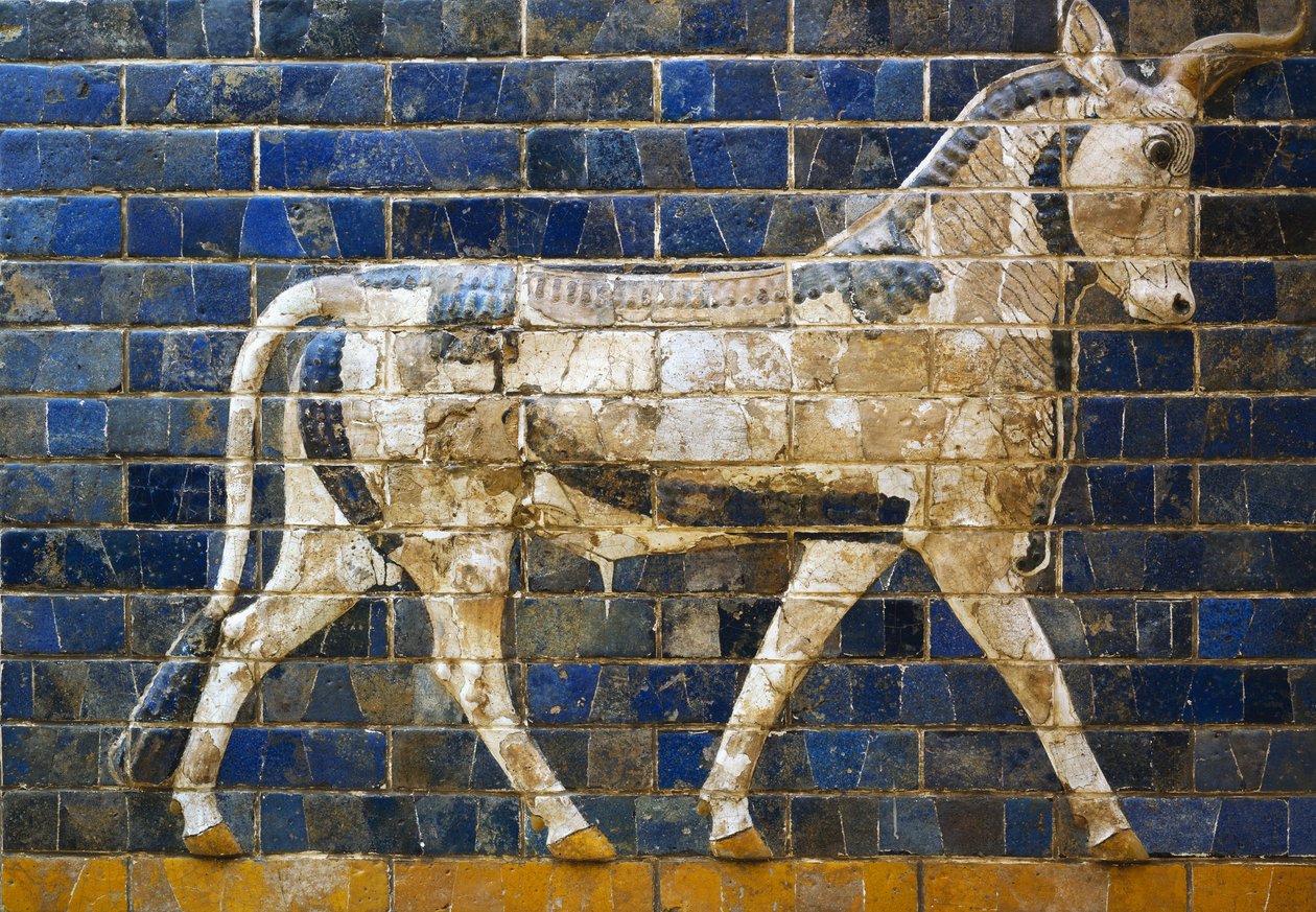 Byk, detal z glazurowanych ceglanych płytek, przedstawiający mitologiczne zwierzęta, które zdobiły Drogę Procesyjną do Bramy Isztar w Babilonie za panowania Nabuchodonozora II (604-562 pne). Cywilizacja babilońska, VII-VI wiek p.n.e. autorstwa Babylonian