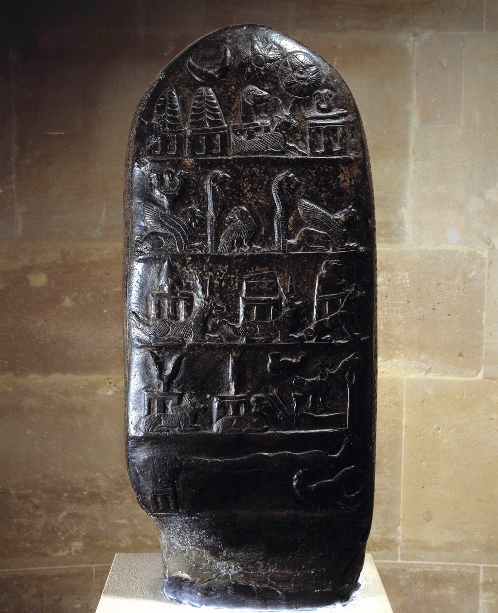 Orientalne antyki: stela (lub kudurru, wsparcie darowizny ziemi) z czarnego wapienia wyrzeźbiona z płaskorzeźb króla Meli-Shipaka (lub Melishipaka) II (1186-1172 pne) na rzecz jego syna Marduk-apla-iddina. Reprezentują wielkie bóstwa. Ze strony Su autorstwa Babylonian