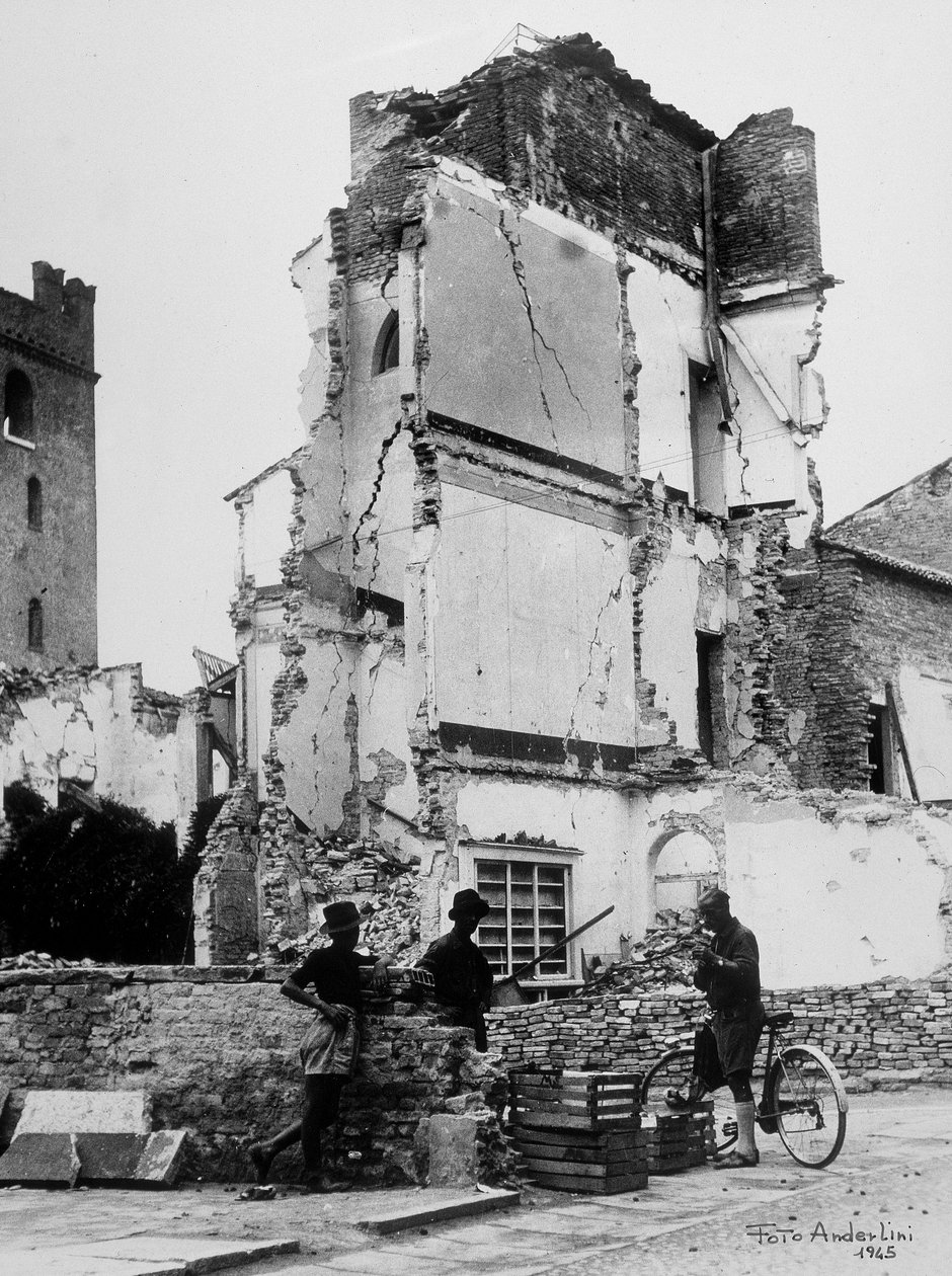 Bombardowania Sermide. Trzy osoby przed grupą zbombardowanych domów autorstwa Baccarini and Porta