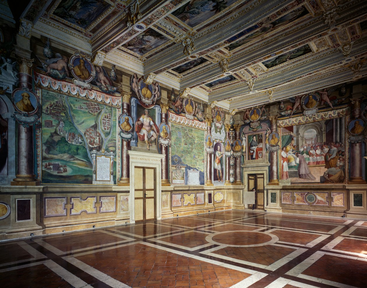 Sala Królewska lub Herkulesa z freskami Baldassare Croce przedstawiającymi sceny mitologiczne i historyczne miasta Viterbo, drewniany strop kasetonowy z posiadłościami miasta, Ratusz (dawniej Palazzo dei Priori), Viterbo, Lacjum, Włochy autorstwa Baldassare Croce