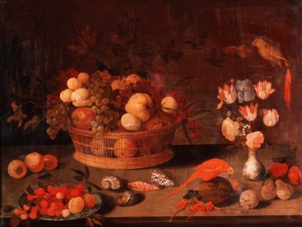 Martwa natura brzoskwini, jabłek i winogron w wiklinowym koszu, kwiaty w chińskim wazonie i dwie papugi na stole autorstwa Balthasar van der(follower of) Ast