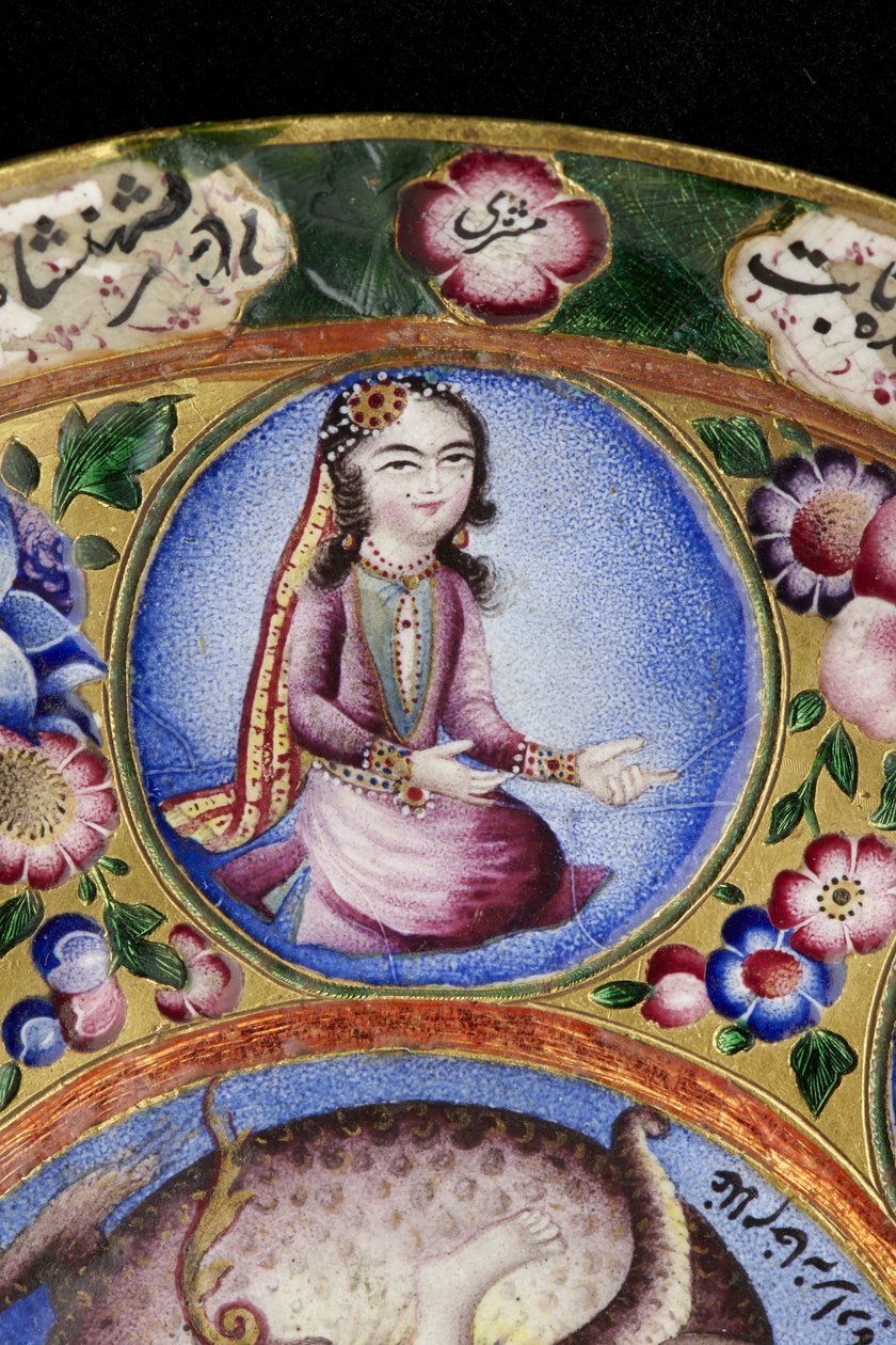 Misa z pokrywką, spodek i łyżka z dekoracją astrologiczną, początek XIX w. (emalia i złoto) autorstwa Baqir Baqir
