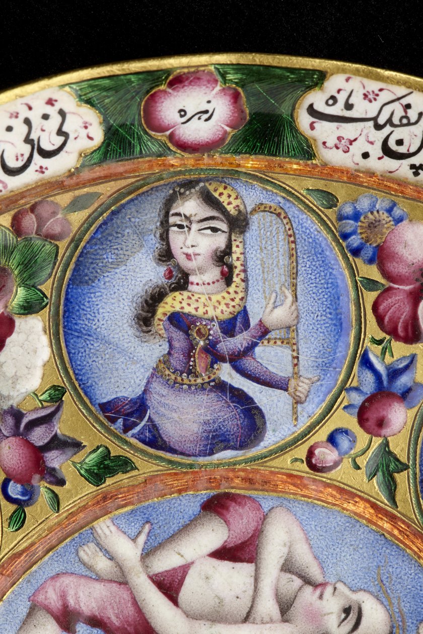 Misa z pokrywką, spodek i łyżka z dekoracją astrologiczną, początek XIX w. (emalia i złoto) autorstwa Baqir Baqir