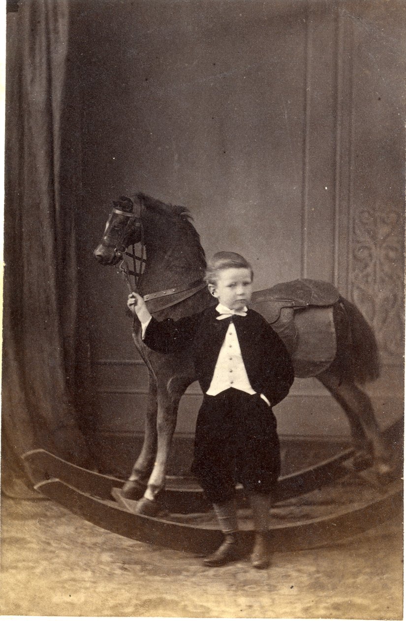Chłopiec stojący i trzymający wodze konia na biegunach, lata 60. XIX w. (odbitka albuminowa) autorstwa Barat