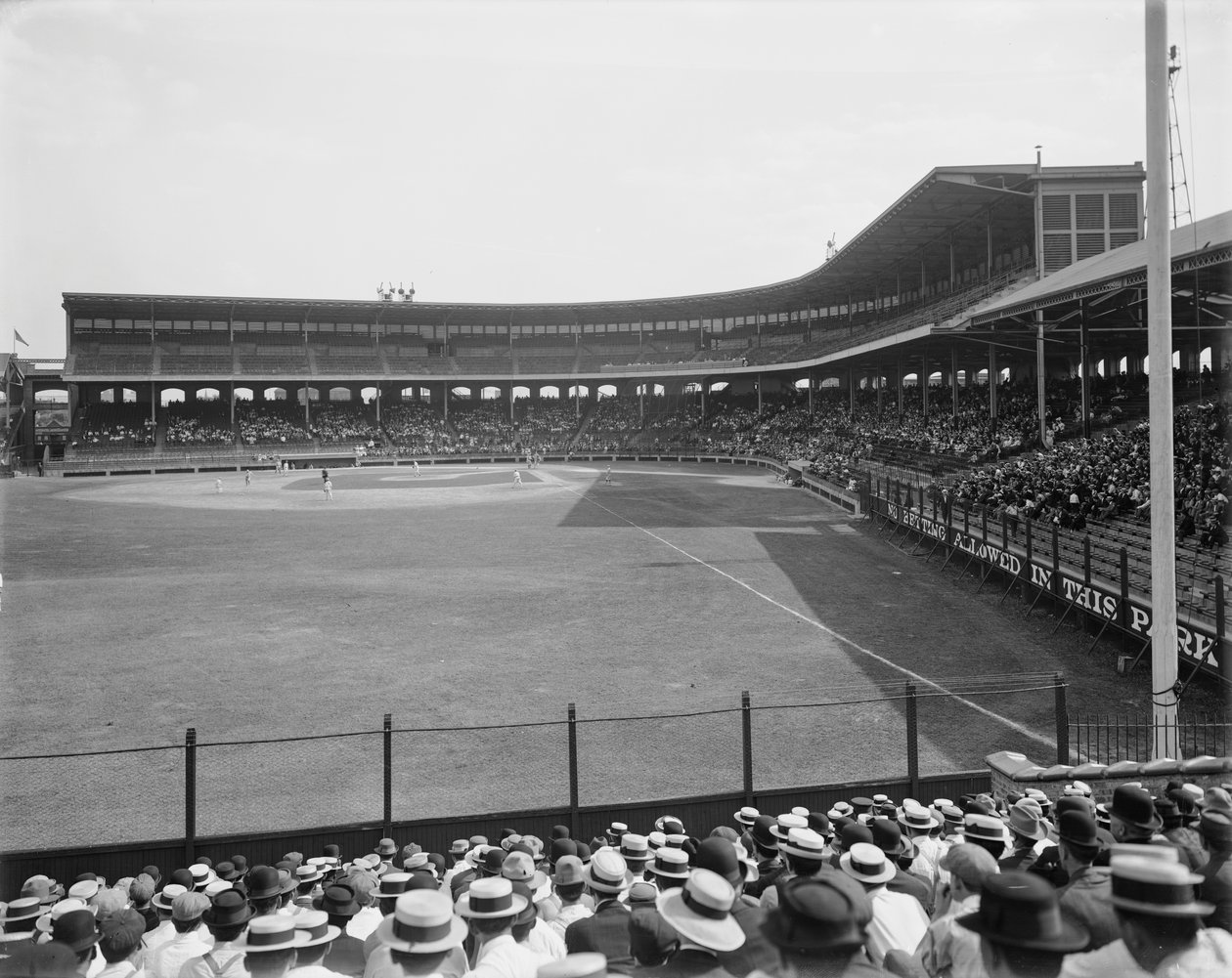 Comiskey Park, Chicago, Illinois, USA, ok. 1910 (zdjęcie czarno-białe) autorstwa Barnes and Crosby